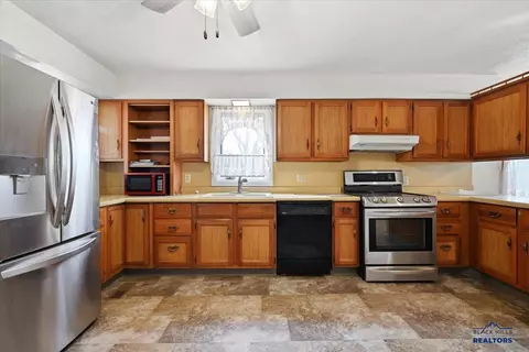 1003 Perkins St, Belle Fourche, SD 57717 photo 9