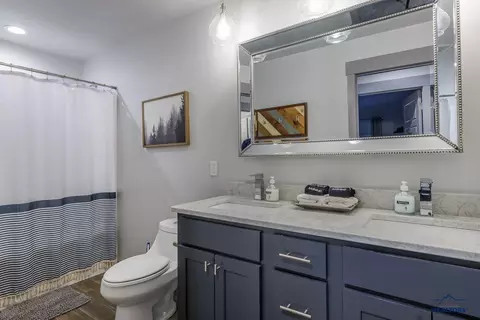 Bath - 21266 Ridgewood Tr, Lead, SD 57754 photo 2 of 5