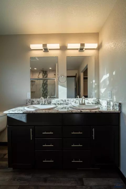 Bath - 627 Bull Run Dr, Box Elder, SD 57719 photo 5 of 6