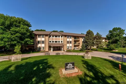3945 Fairway Hills Dr, Rapid City, SD 57702