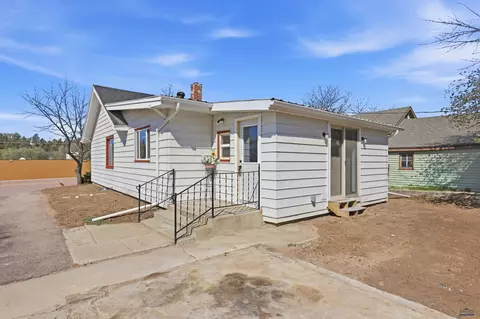 505 S 5th St, Hot Springs, SD 57747
