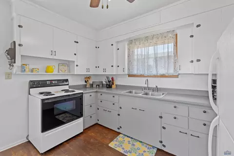 Kitchen - 920 Gordon, Custer, SD 57730 photo 2 of 3