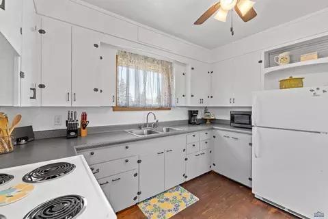 Kitchen - 920 Gordon, Custer, SD 57730 photo 1 of 3