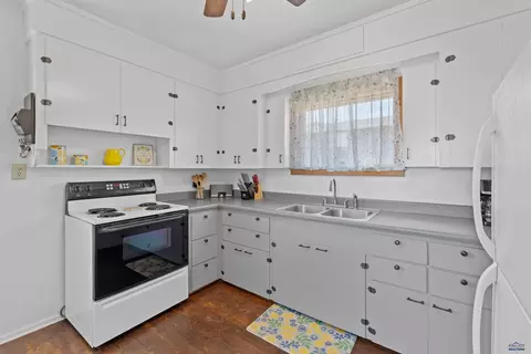 Kitchen - 920 Gordon, Custer, SD 57730 photo 2 of 3