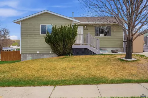 2102 Oak Ave, Rapid City, SD 57701