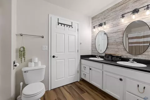 Bath - 6818 Cambridge Ct, Summerset, SD 57718 photo 2 of 2
