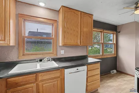 2043 10th Ave, Belle Fourche, SD 57717 photo 17