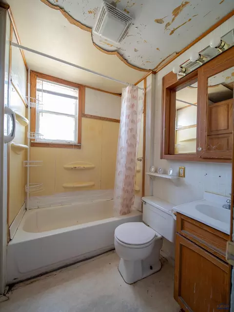 Bath - 302 E Jackson St, Rapid City, SD 57701 photo 1 of 1