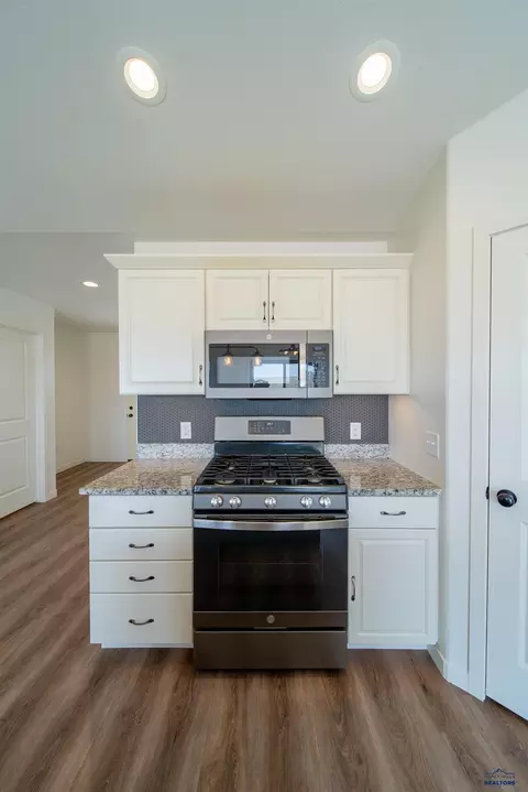 Kitchen - 22905 Gateway Dr, Box Elder, SD 57719 photo 4 of 5