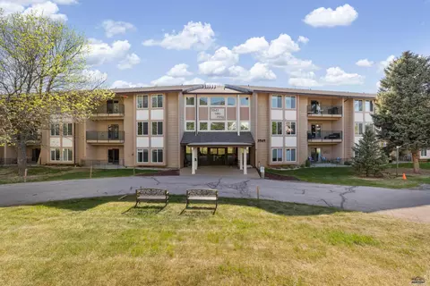 3972 Fairway Hills Dr, Rapid City, SD 57702