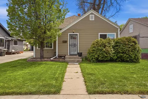 1018 Kingsbury St, Belle Fourche, SD 57717
