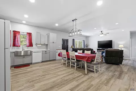 Dining - 25584 Hwy 16 And 385 S, Custer, SD 57730 photo 3 of 4