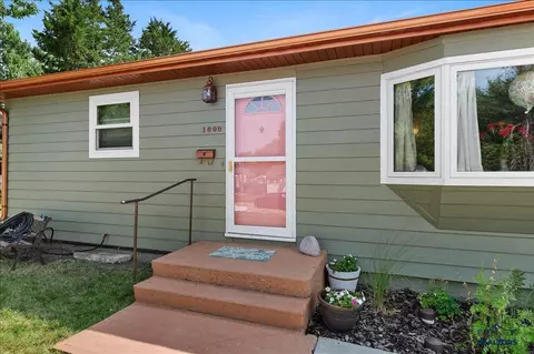 1000 Roberts, Belle Fourche, SD 57717 photo 2