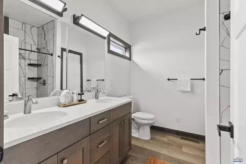 Bath - 6420 Anderson Rd, Summerset, SD 57718 photo 2 of 5