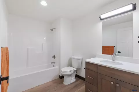 Bath - 6420 Anderson Rd, Summerset, SD 57718 photo 3 of 5