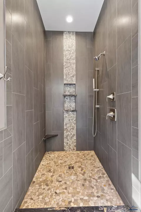 Bath - 10726 Connemara Ln, Lead, SD 57754 photo 3 of 5