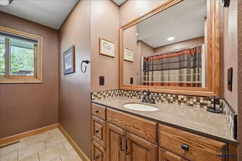 Bath - 811 Yuma St, Belle Fourche, SD 57717 photo 4 of 6