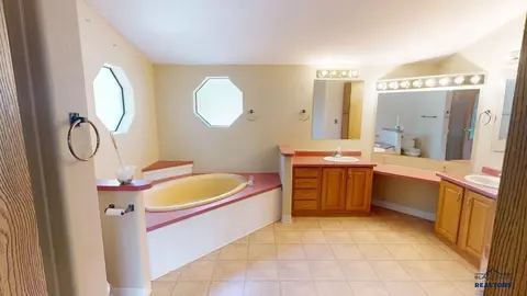 Bath - 12127 Chickadee Ln, Custer, SD 57730 photo 2 of 2