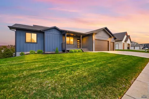 5924 Cloud Peak Dr, Rapid City, SD 57702