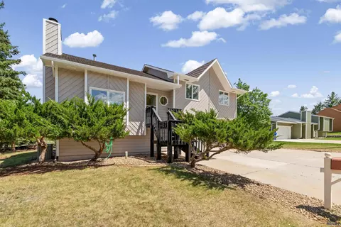 3704 Meadowbrook Dr, Rapid City, SD 57702