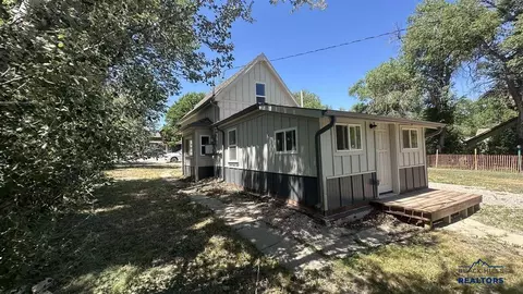 Exterior - 703 4th Ave, Edgemont, SD 57735 photo 3 of 6