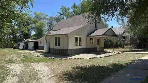 Exterior - 703 4th Ave, Edgemont, SD 57735 photo 4 of 6
