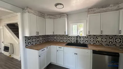 Kitchen - 703 4th Ave, Edgemont, SD 57735 photo 1 of 2