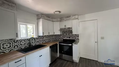Kitchen - 703 4th Ave, Edgemont, SD 57735 photo 2 of 2