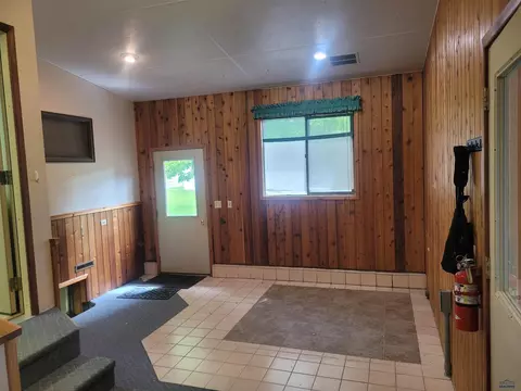 525 W 6th St, Winner, SD 57580 photo 3