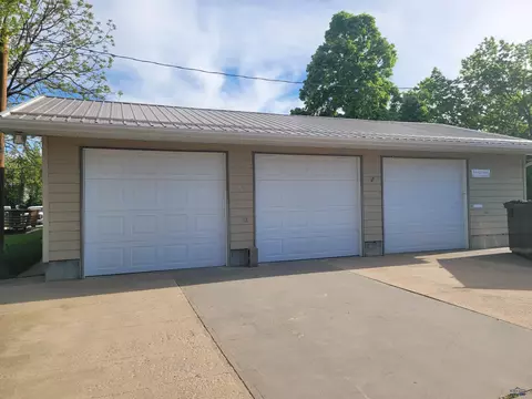 525 W 6th St, Winner, SD 57580 photo 2