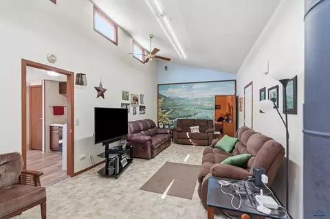 Living - 25961 Red Star Dr, Custer, SD 57730 photo 2 of 3