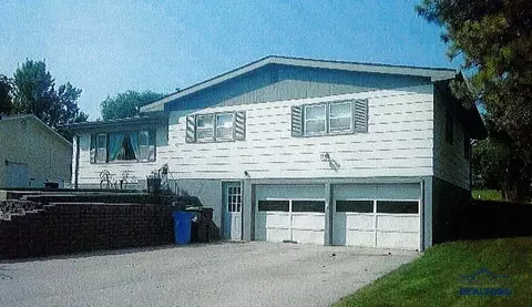 3311 Flint Dr, Rapid City, SD 57702