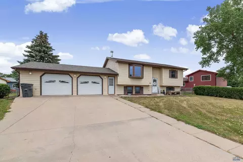 520 Bluebird Dr, Box Elder, SD 57719
