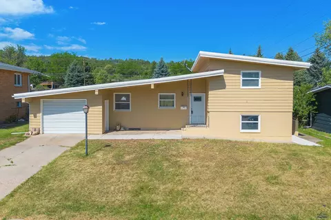 121 Pinedale Dr, Rapid City, SD 57702