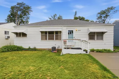 1815 Evergreen Dr, Rapid City, SD 57702
