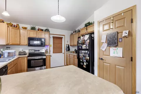 Kitchen - 6850 Mulberry Dr, Summerset, SD 57718 photo 2 of 4