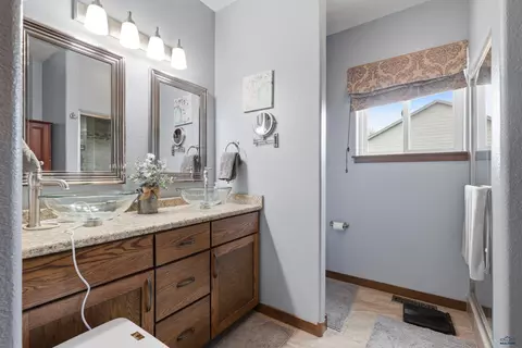 Bath - 10075 Laramie Ln, Summerset, SD 57718 photo 1 of 3
