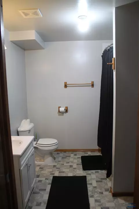 Bath - 504 Summit, Belle Fourche, SD 57717 photo 4 of 5