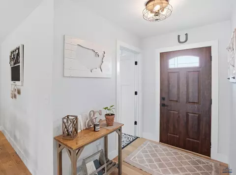 Entry Way - 212 Vilas, Hermosa, SD 57744 photo 1 of 3