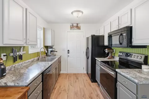 Kitchen - 6416 Fairway Dr, Black Hawk, SD 57718 photo 3 of 4