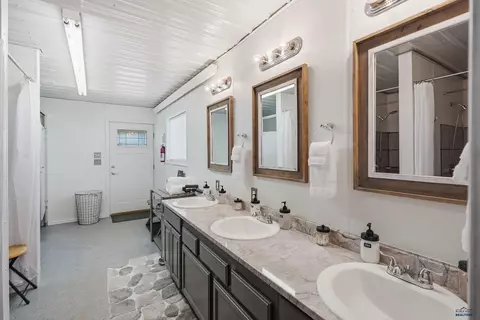 Bath - 11863 W Argyle Rd, Custer, SD 57730 photo 6 of 6