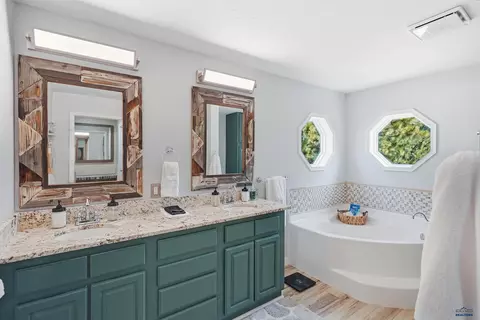 Bath - 11863 W Argyle Rd, Custer, SD 57730 photo 1 of 6
