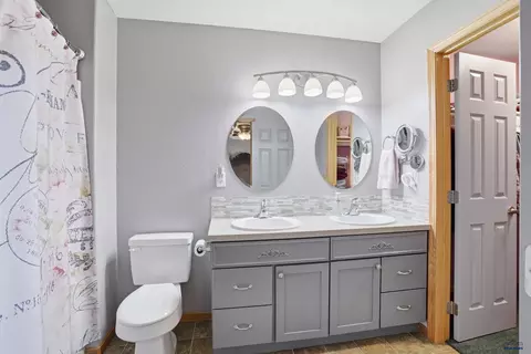 Bath - 7230 Castlewood Dr, Summerset, SD 57718 photo 2 of 5