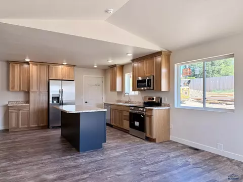 Kitchen - 827 Heritage Dr, Belle Fourche, SD 57717 photo 3 of 4