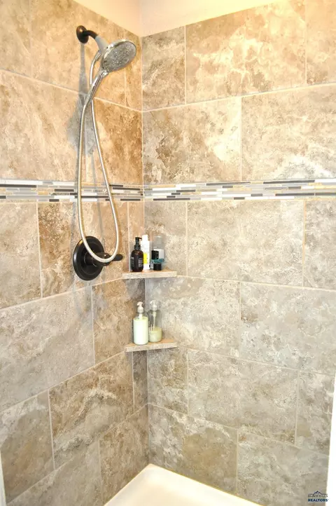 Bath - 3029 Hoefer Ave, Rapid City, SD 57701 photo 2 of 4