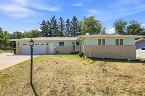 2413 Harney Dr, Rapid City, SD 57702