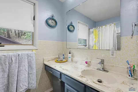 Bath - 907 Fouse St, Keystone, SD 57751 photo 1 of 3