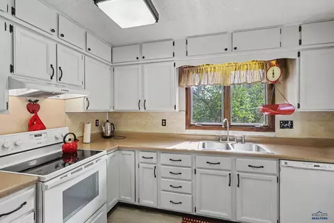 Kitchen - 907 Fouse St, Keystone, SD 57751 photo 2 of 6