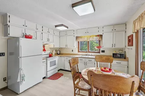 Kitchen - 907 Fouse St, Keystone, SD 57751 photo 4 of 6