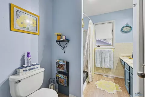 Bath - 907 Fouse St, Keystone, SD 57751 photo 2 of 3